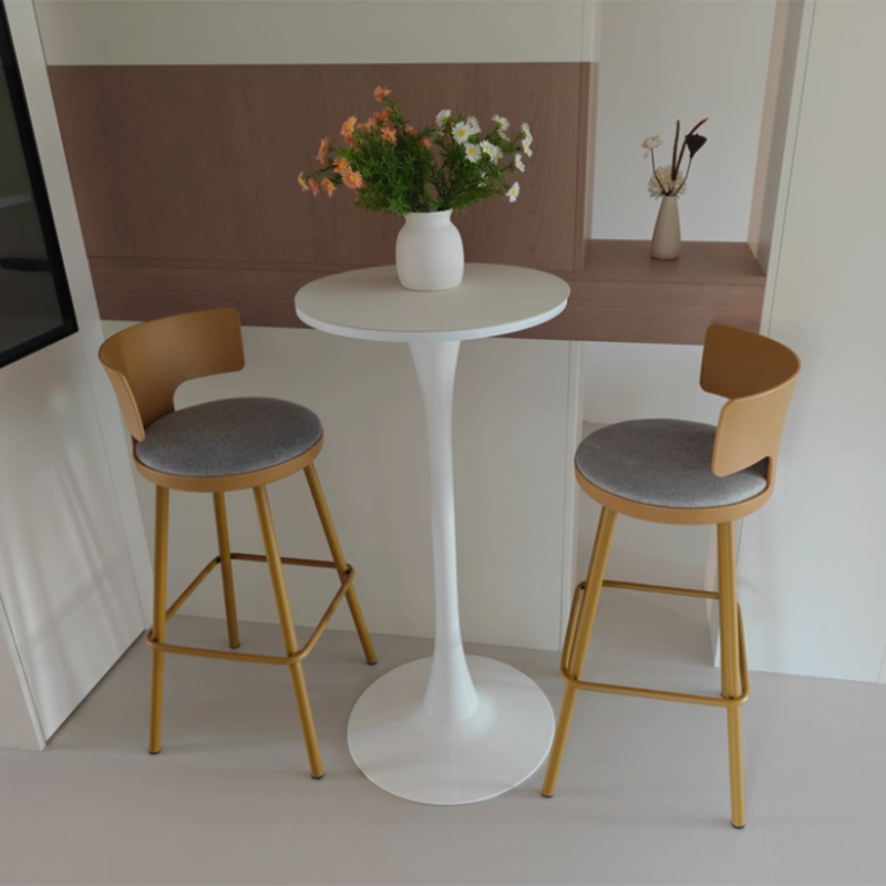 Moderner skandinavischer PP-Kunststoff-Iron-Leinen-Schwamm-Bogen-Leichtbau-Barhocker mit Rückenlehne und Fußstütze für das Esszimmer 