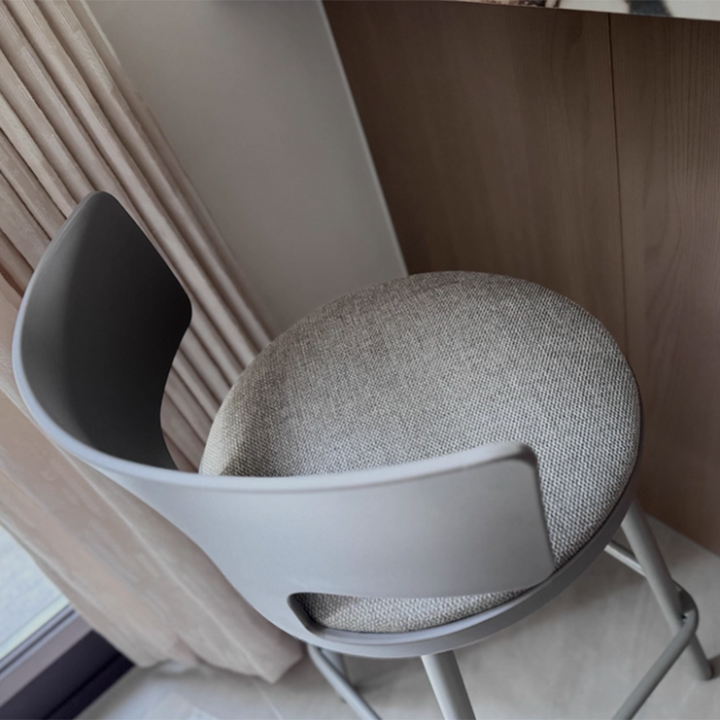 Moderner skandinavischer PP-Kunststoff-Iron-Leinen-Schwamm-Bogen-Leichtbau-Barhocker mit Rückenlehne und Fußstütze für das Esszimmer 