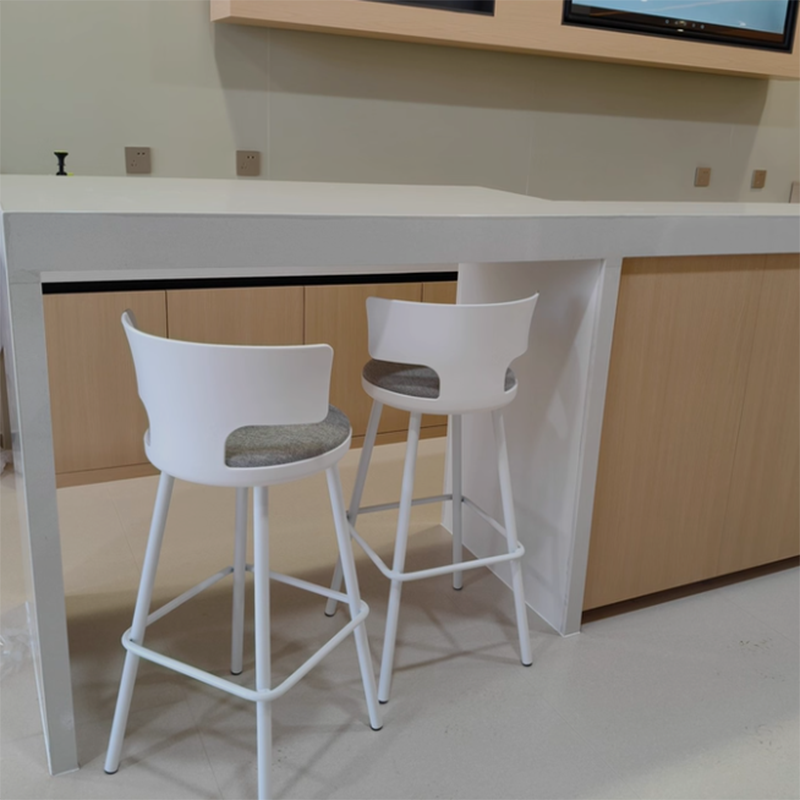 Moderner skandinavischer PP-Kunststoff-Iron-Leinen-Schwamm-Bogen-Leichtbau-Barhocker mit Rückenlehne und Fußstütze für das Esszimmer 