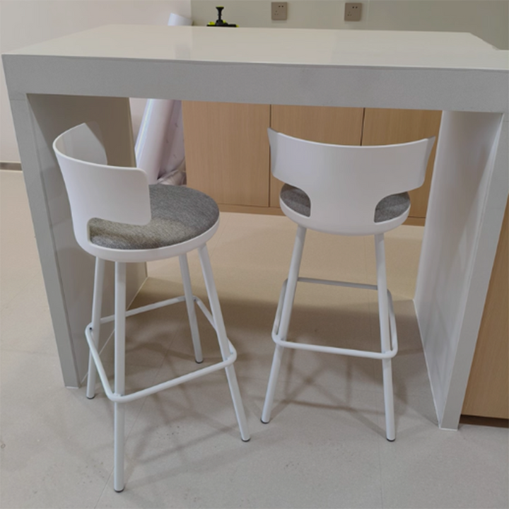 Moderner skandinavischer PP-Kunststoff-Iron-Leinen-Schwamm-Bogen-Leichtbau-Barhocker mit Rückenlehne und Fußstütze für das Esszimmer 