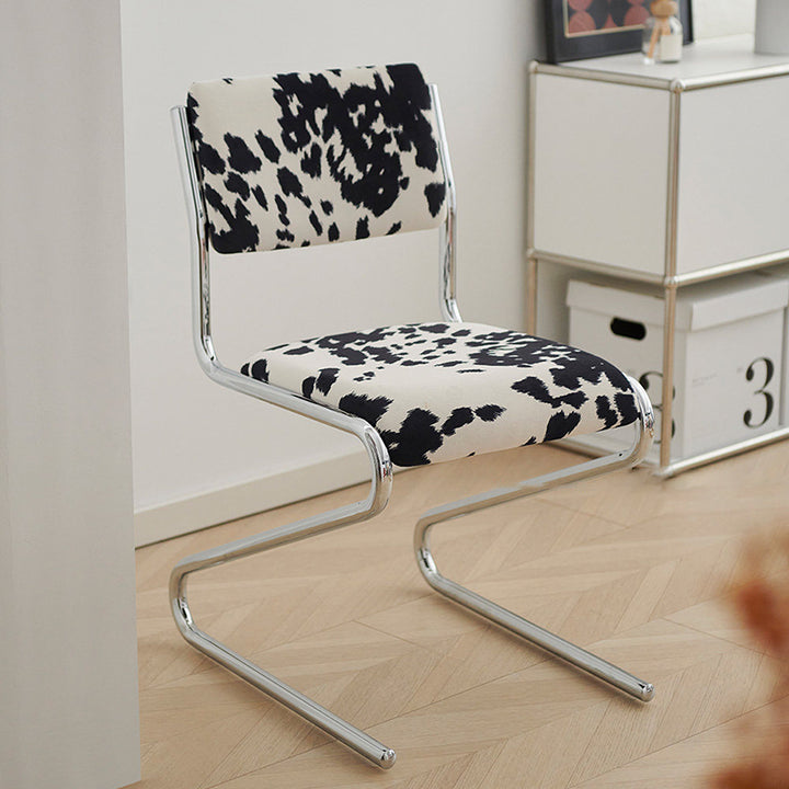 モダンな北欧風ベルベット スポンジ 合板 スチール製 カーブ長方形ダイニングチェア背もたれ ダイニングルーム用 