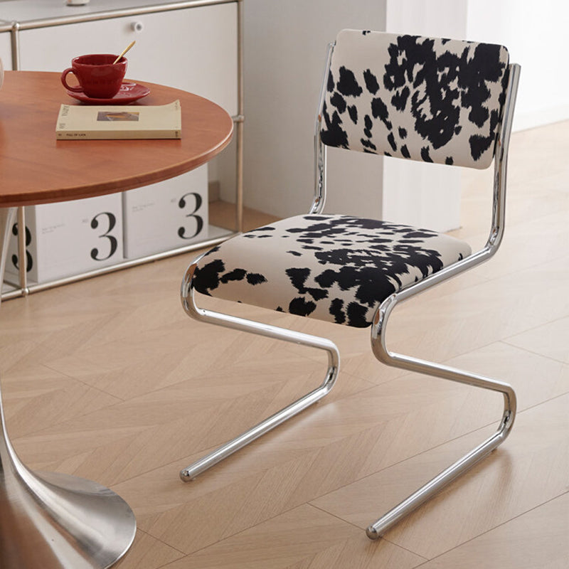 モダンな北欧風ベルベット スポンジ 合板 スチール製 カーブ長方形ダイニングチェア背もたれ ダイニングルーム用 