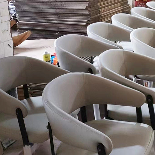 Zeitgenössischer skandinavischer Kunstleder-Kohlenstoffstahl halbgeschlossener abgerundeter quadratischer Esszimmerstuhl mit Rückenlehne für Wohnzimmer &amp; Esszimmer 
