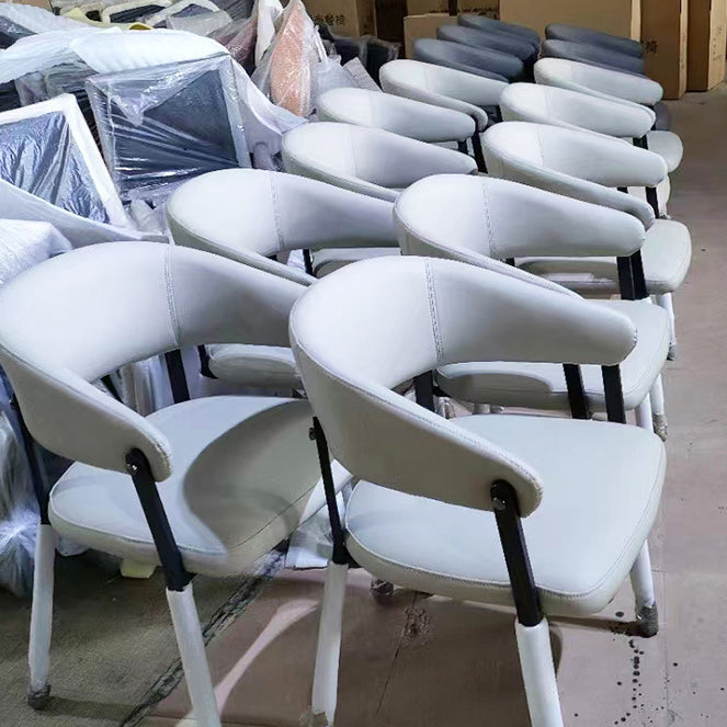 Zeitgenössischer skandinavischer Kunstleder-Kohlenstoffstahl halbgeschlossener abgerundeter quadratischer Esszimmerstuhl mit Rückenlehne für Wohnzimmer &amp; Esszimmer 