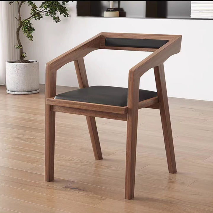 Zeitgenössischer skandinavischer Massivholz-Trapezstuhldiningstuhl aus Kunstleder mit Öl-Wachs-Optik und Armlehne für das Esszimmer 