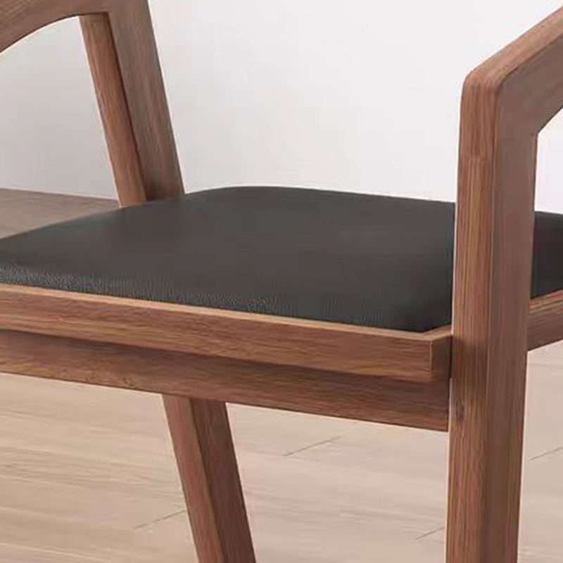 Zeitgenössischer skandinavischer Massivholz-Trapezstuhldiningstuhl aus Kunstleder mit Öl-Wachs-Optik und Armlehne für das Esszimmer 