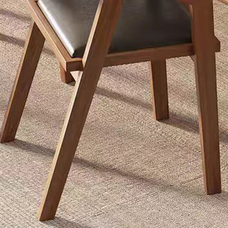 Zeitgenössischer skandinavischer Massivholz-Trapezstuhldiningstuhl aus Kunstleder mit Öl-Wachs-Optik und Armlehne für das Esszimmer 