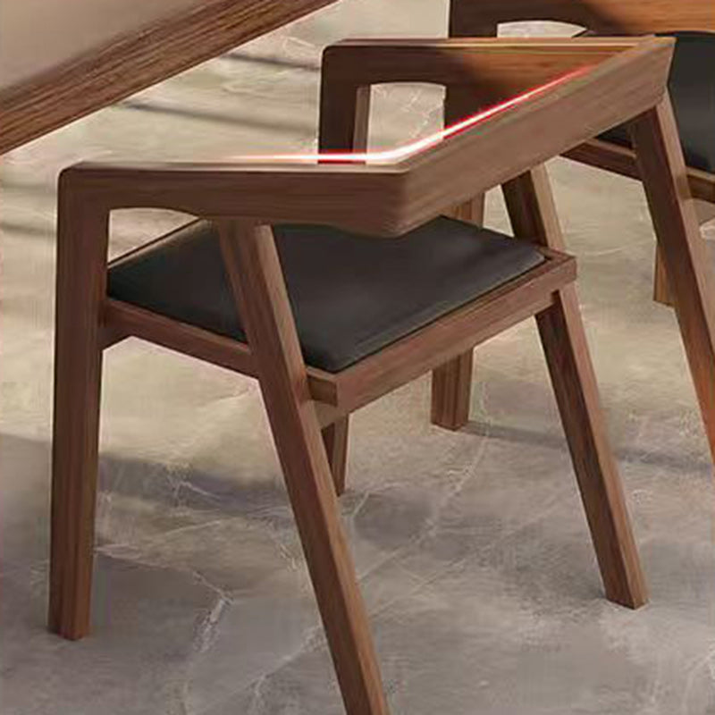 Zeitgenössischer skandinavischer Massivholz-Trapezstuhldiningstuhl aus Kunstleder mit Öl-Wachs-Optik und Armlehne für das Esszimmer 