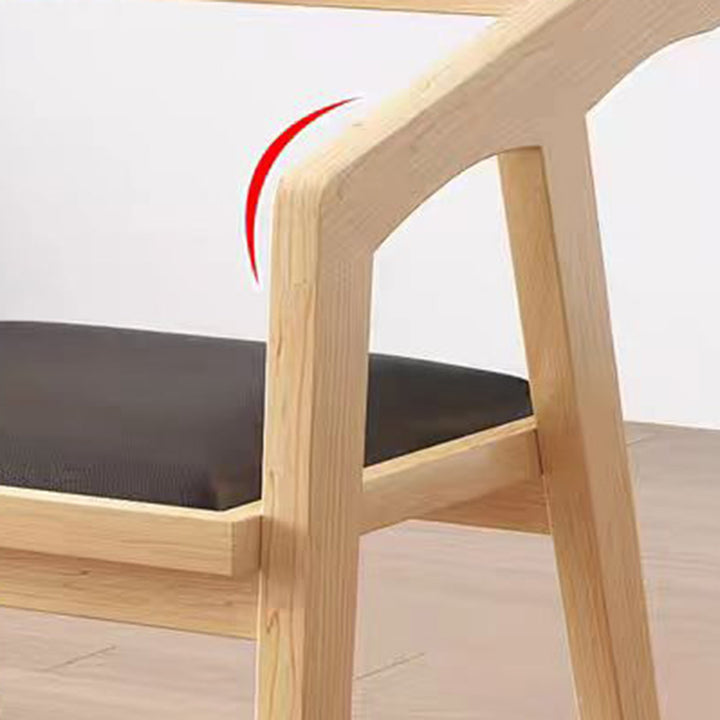 Zeitgenössischer skandinavischer Massivholz-Trapezstuhldiningstuhl aus Kunstleder mit Öl-Wachs-Optik und Armlehne für das Esszimmer 