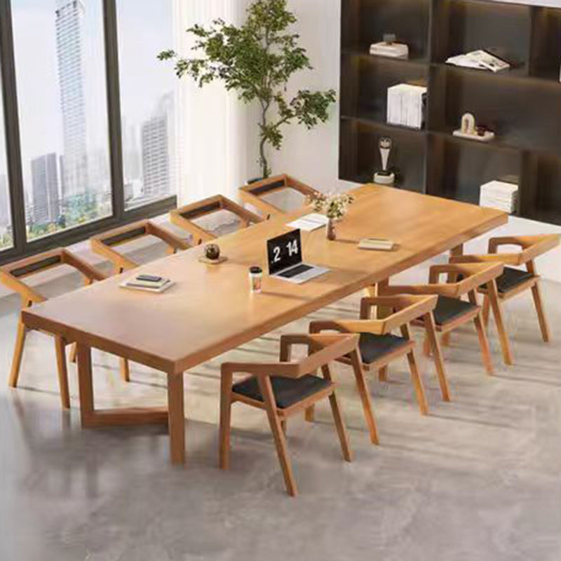 Zeitgenössischer skandinavischer Massivholz-Trapezstuhldiningstuhl aus Kunstleder mit Öl-Wachs-Optik und Armlehne für das Esszimmer 
