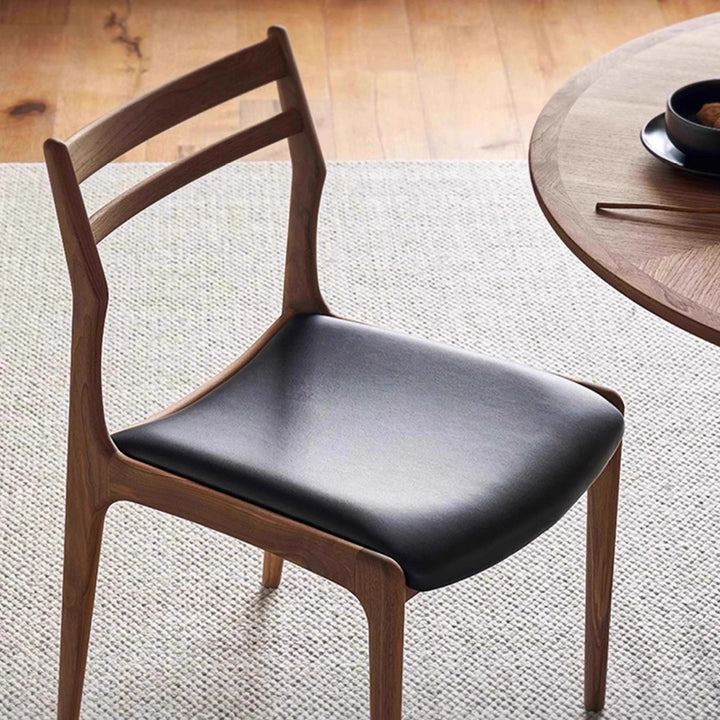 Traditioneller chinesischer PU-Leder Esszimmerstuhl aus massivem Holz mit gebogenem quadratischem Design und Rückenlehne für das Esszimmer 