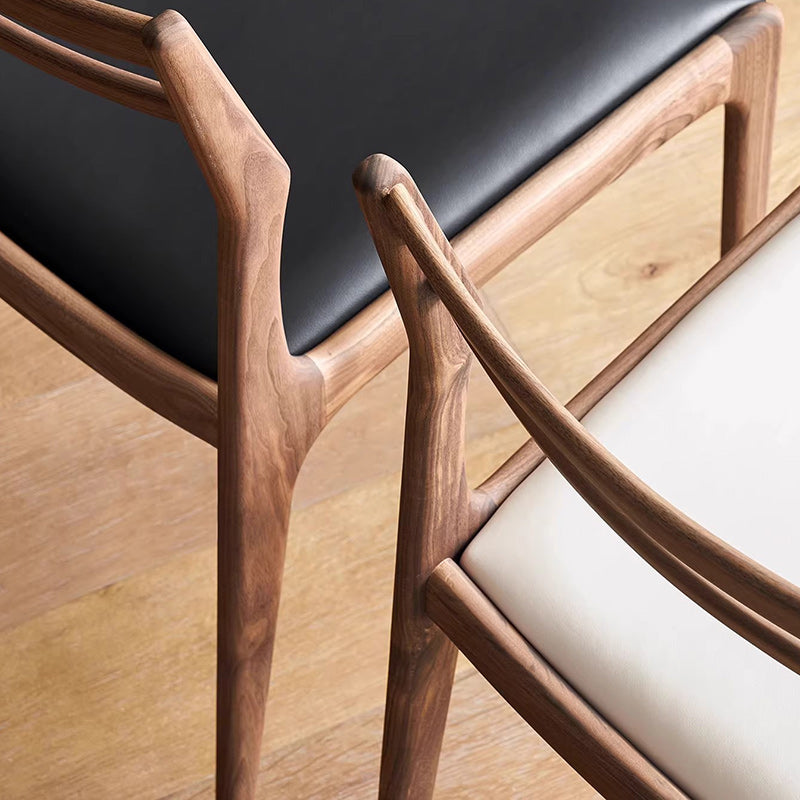 Traditioneller chinesischer PU-Leder Esszimmerstuhl aus massivem Holz mit gebogenem quadratischem Design und Rückenlehne für das Esszimmer 