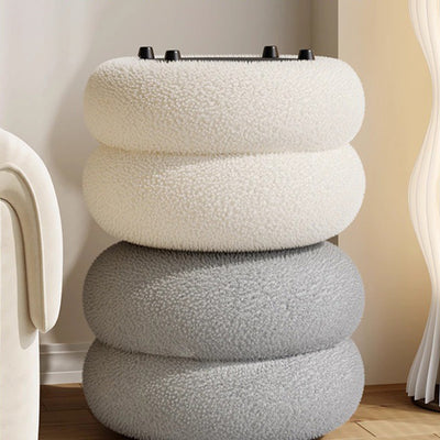 Moderner minimalistischer Hocker aus Lammwolle und massivem Holz für das Wohnzimmer 