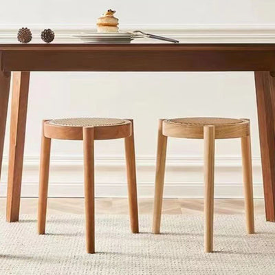 Zeitgenössischer skandinavischer Rattan-Gummibaumholz-Rundhocker für das Wohnzimmer 