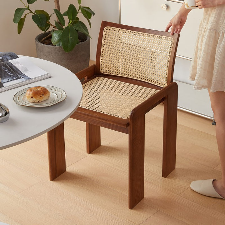 Chaise de salle à manger traditionnelle vintage en rotin en bois massif à lattes creuses avec dossier pour salle à manger 