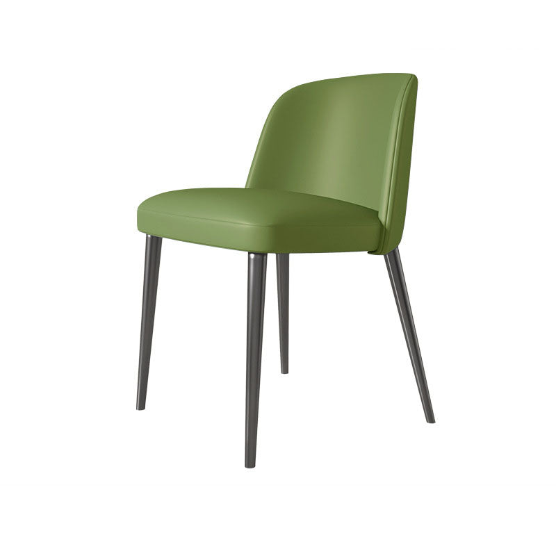 Silla de comedor contemporánea escandinava de cuero sintético Nappa de acero al carbono cuadrada y curva con respaldo para comedor 