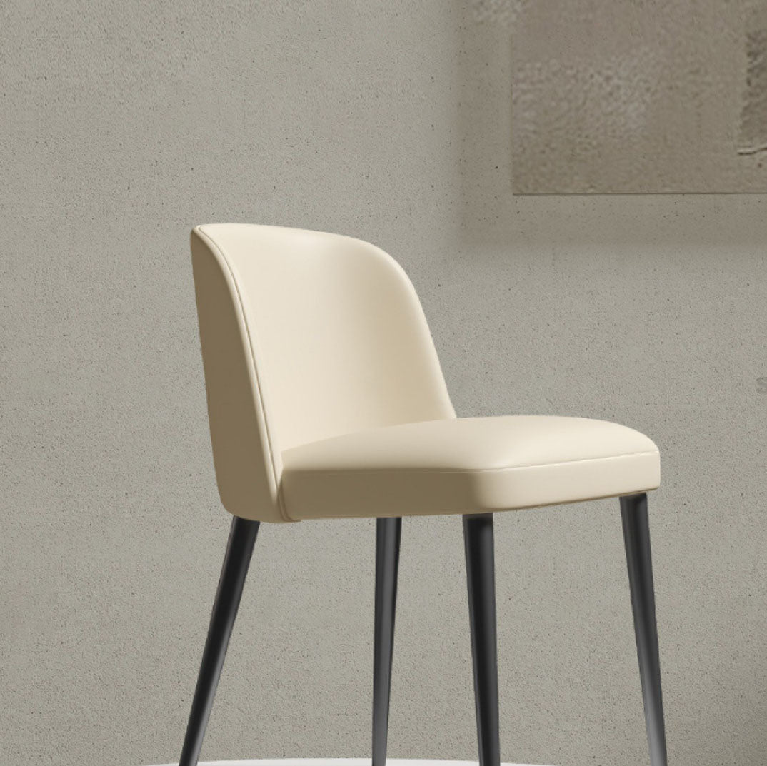 Silla de comedor contemporánea escandinava de cuero sintético Nappa de acero al carbono cuadrada y curva con respaldo para comedor 