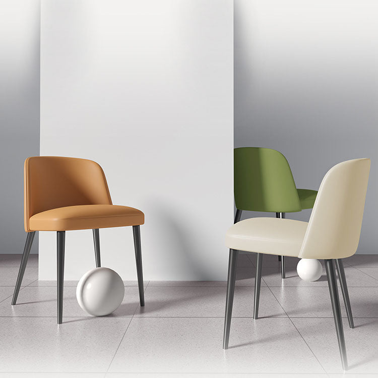 Silla de comedor contemporánea escandinava de cuero sintético Nappa de acero al carbono cuadrada y curva con respaldo para comedor 