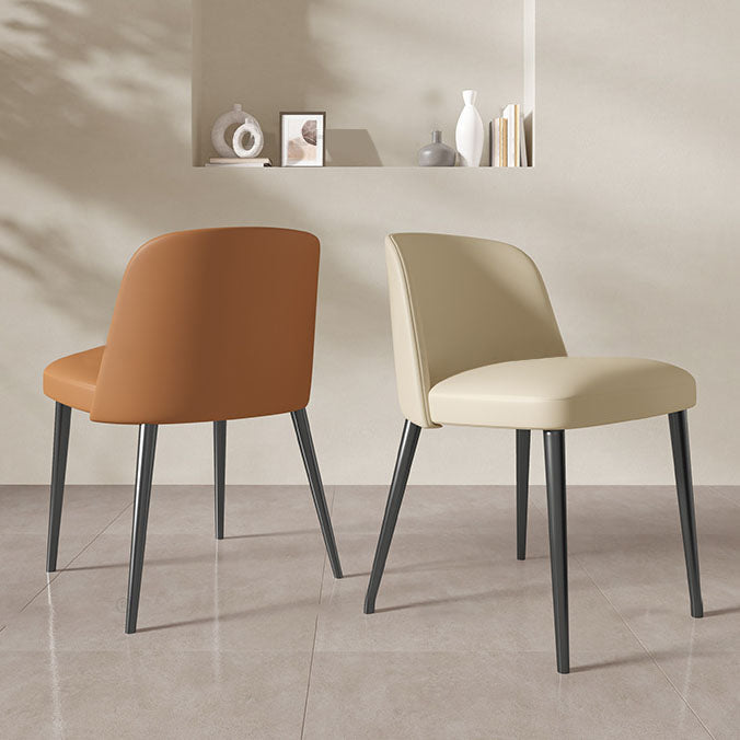 Silla de comedor contemporánea escandinava de cuero sintético Nappa de acero al carbono cuadrada y curva con respaldo para comedor 