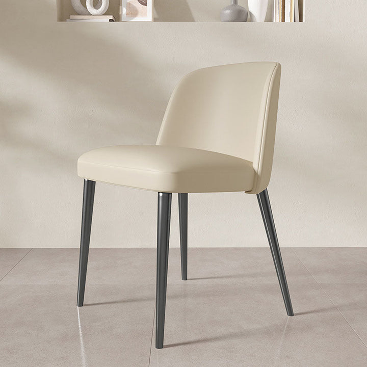 Silla de comedor contemporánea escandinava de cuero sintético Nappa de acero al carbono cuadrada y curva con respaldo para comedor 