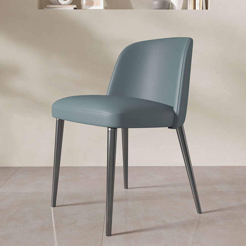 Silla de comedor contemporánea escandinava de cuero sintético Nappa de acero al carbono cuadrada y curva con respaldo para comedor 