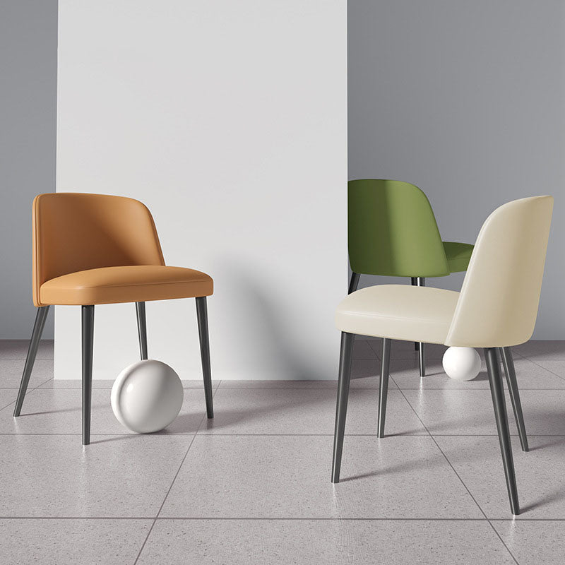 Silla de comedor contemporánea escandinava de cuero sintético Nappa de acero al carbono cuadrada y curva con respaldo para comedor 