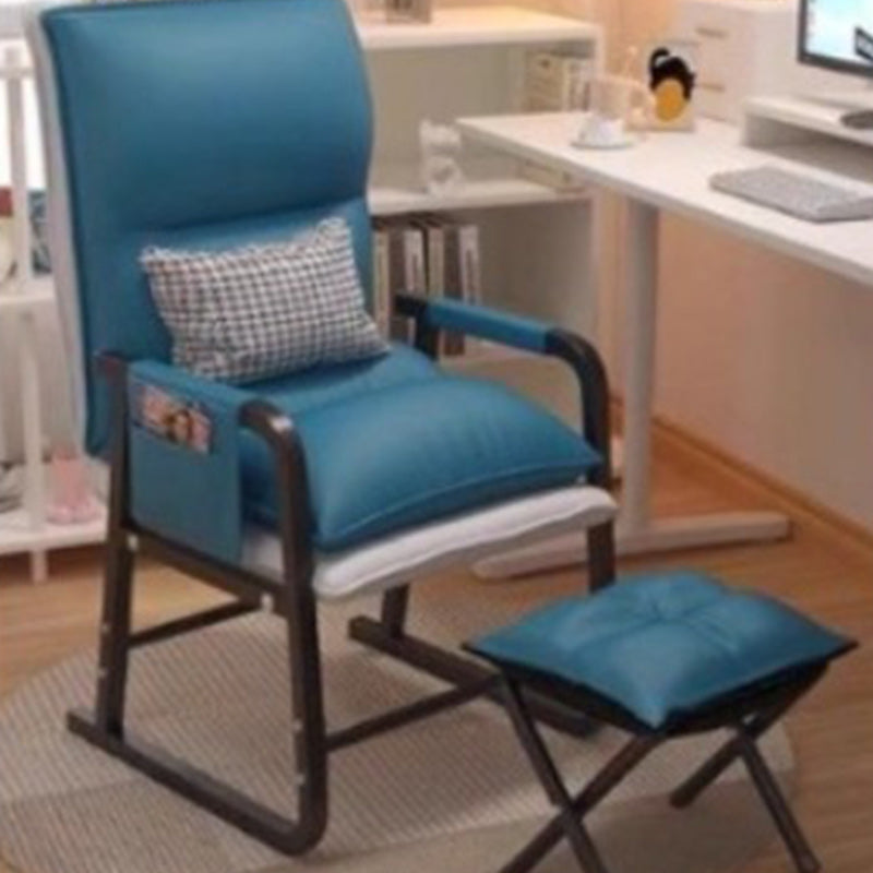 Moderner minimalistischer Schreibtischstuhl aus Synthetikstoff und Metall in Trapezform mit Rückenlehne und Armlehne fürs Homeoffice 