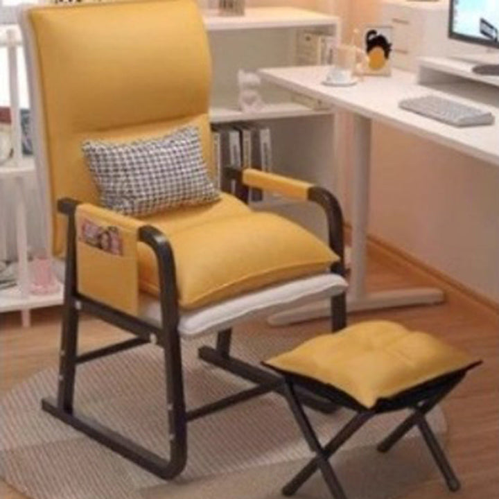 Moderner minimalistischer Schreibtischstuhl aus Synthetikstoff und Metall in Trapezform mit Rückenlehne und Armlehne fürs Homeoffice 