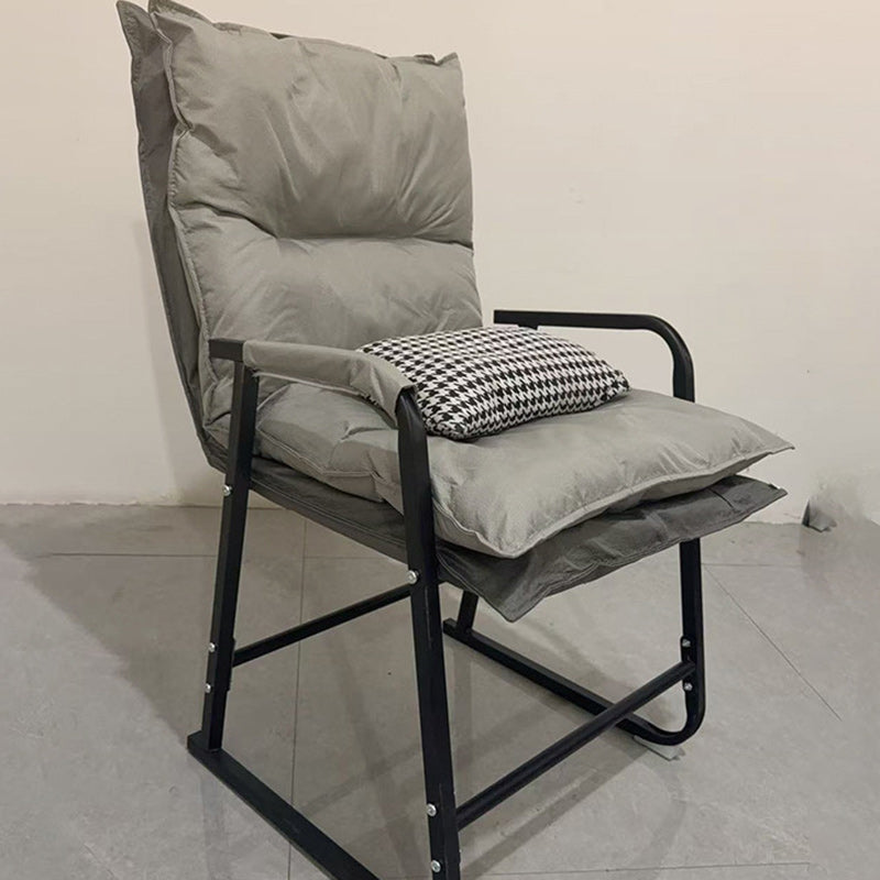 Moderner minimalistischer Schreibtischstuhl aus Synthetikstoff und Metall in Trapezform mit Rückenlehne und Armlehne fürs Homeoffice 