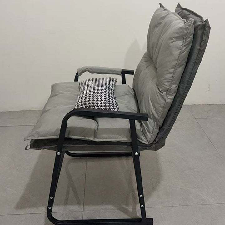 Moderner minimalistischer Schreibtischstuhl aus Synthetikstoff und Metall in Trapezform mit Rückenlehne und Armlehne fürs Homeoffice 