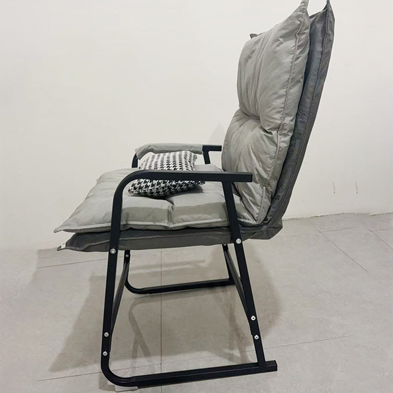 Moderner minimalistischer Schreibtischstuhl aus Synthetikstoff und Metall in Trapezform mit Rückenlehne und Armlehne fürs Homeoffice 