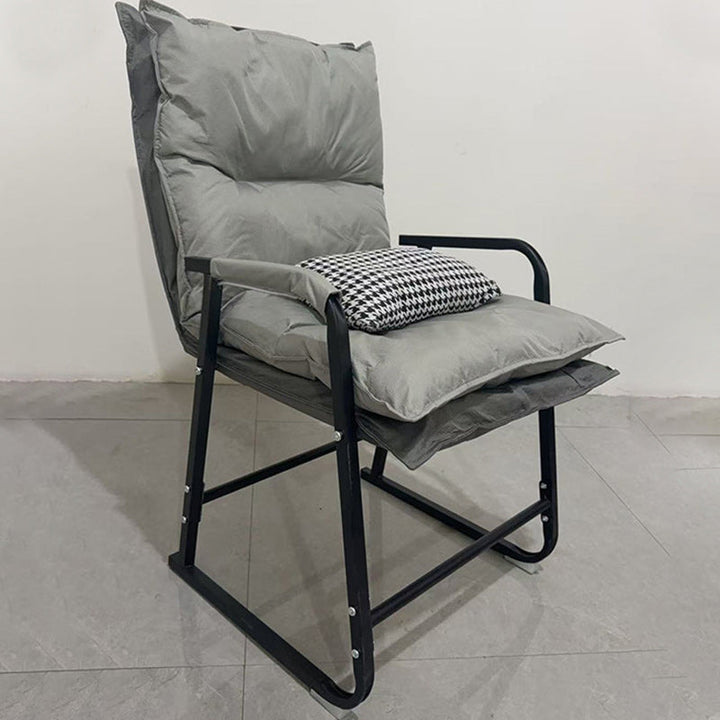 Moderner minimalistischer Schreibtischstuhl aus Synthetikstoff und Metall in Trapezform mit Rückenlehne und Armlehne fürs Homeoffice 