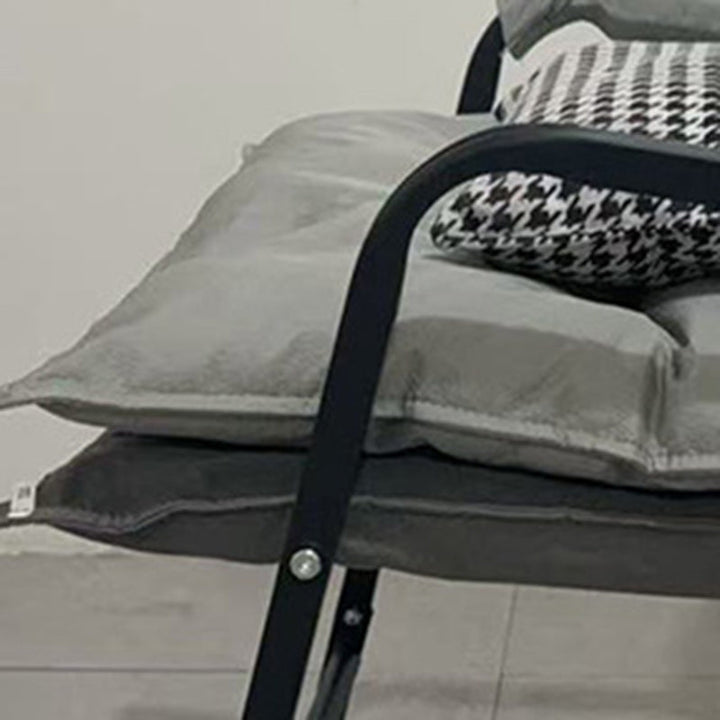 Moderner minimalistischer Schreibtischstuhl aus Synthetikstoff und Metall in Trapezform mit Rückenlehne und Armlehne fürs Homeoffice 