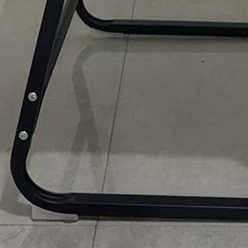 Moderner minimalistischer Schreibtischstuhl aus Synthetikstoff und Metall in Trapezform mit Rückenlehne und Armlehne fürs Homeoffice 