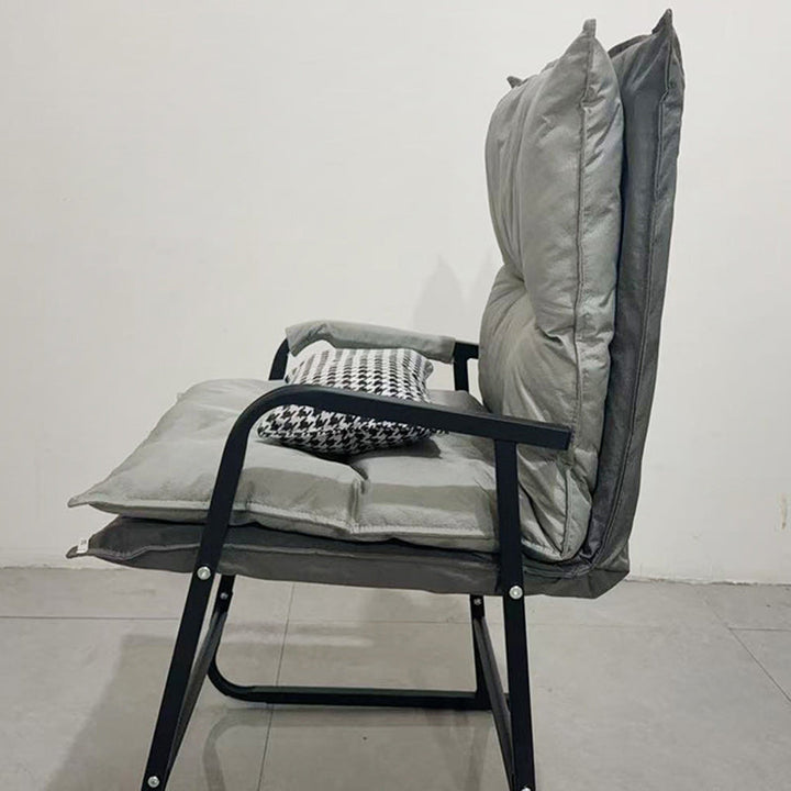 Moderner minimalistischer Schreibtischstuhl aus Synthetikstoff und Metall in Trapezform mit Rückenlehne und Armlehne fürs Homeoffice 