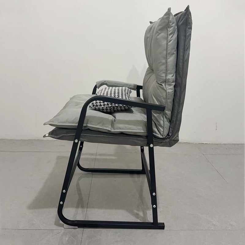 Moderner minimalistischer Schreibtischstuhl aus Synthetikstoff und Metall in Trapezform mit Rückenlehne und Armlehne fürs Homeoffice 