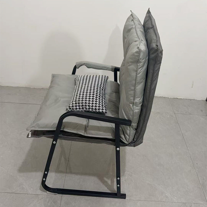 Moderner minimalistischer Schreibtischstuhl aus Synthetikstoff und Metall in Trapezform mit Rückenlehne und Armlehne fürs Homeoffice 