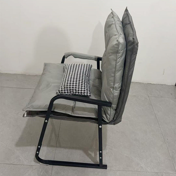 Moderner minimalistischer Schreibtischstuhl aus Synthetikstoff und Metall in Trapezform mit Rückenlehne und Armlehne fürs Homeoffice 