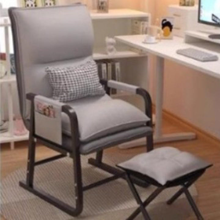 Moderner minimalistischer Schreibtischstuhl aus Synthetikstoff und Metall in Trapezform mit Rückenlehne und Armlehne fürs Homeoffice 