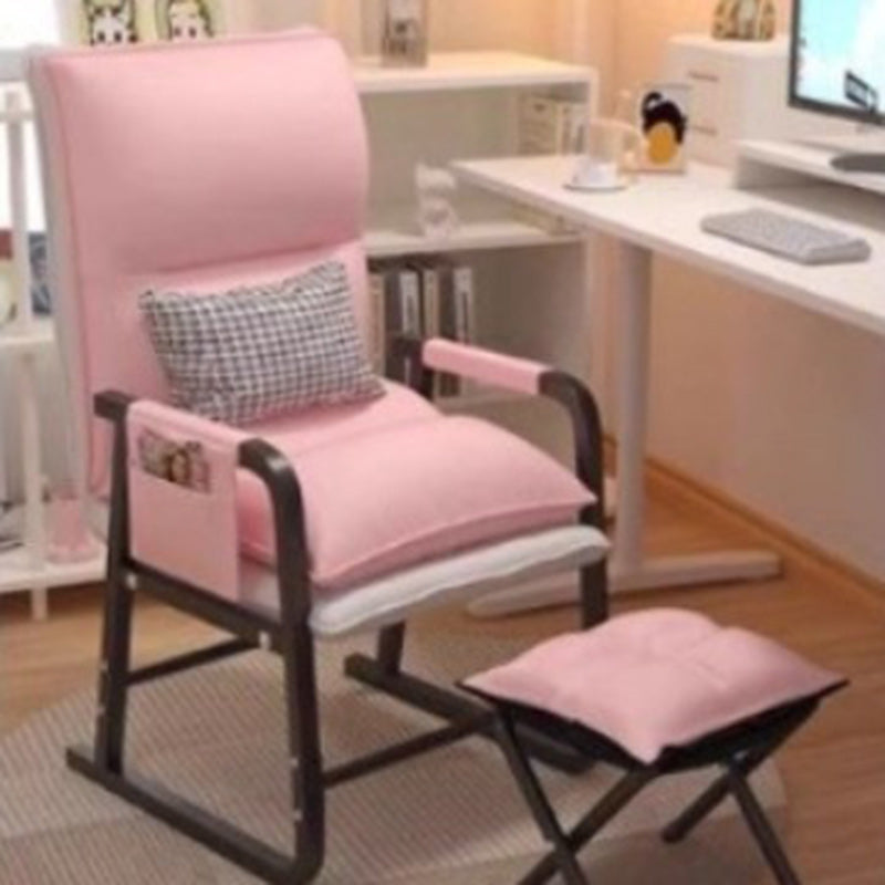 Moderner minimalistischer Schreibtischstuhl aus Synthetikstoff und Metall in Trapezform mit Rückenlehne und Armlehne fürs Homeoffice 