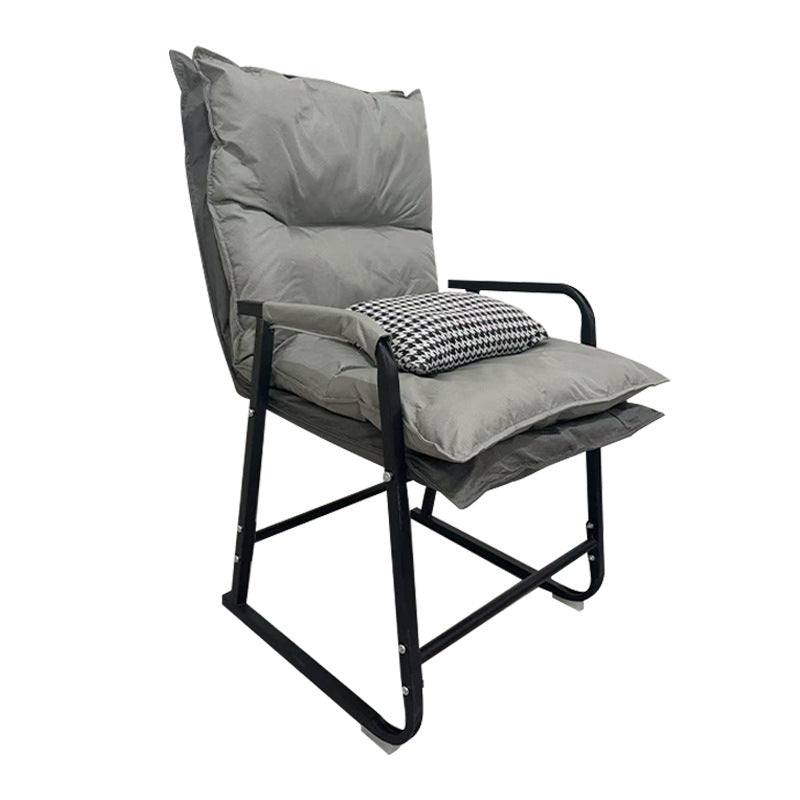 Moderner minimalistischer Schreibtischstuhl aus Synthetikstoff und Metall in Trapezform mit Rückenlehne und Armlehne fürs Homeoffice 