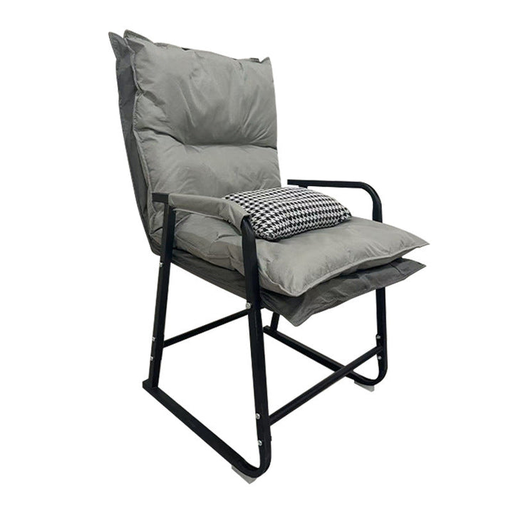 Moderner minimalistischer Schreibtischstuhl aus Synthetikstoff und Metall in Trapezform mit Rückenlehne und Armlehne fürs Homeoffice 