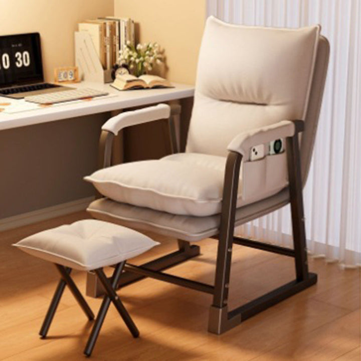 Moderner minimalistischer Schreibtischstuhl aus Synthetikstoff und Metall in Trapezform mit Rückenlehne und Armlehne fürs Homeoffice 