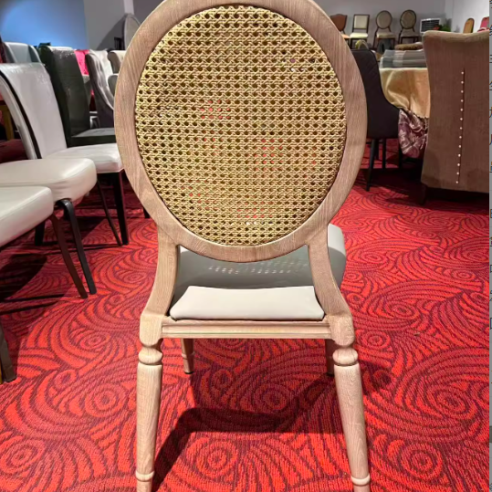 Chaise de salle à manger ovale trapézoïdale rembourrée en rotin vintage traditionnel et bois massif avec dossier pour salle à manger 