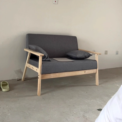 Moderner minimalistischer Leinen-Sofa mit Massivholz, rechteckiger Rückenlehne und Armlehnen für das Wohnzimmer 