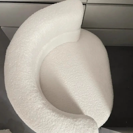 Fauteuil de salon cylindrique semi-fermé en métal et laine d’agneau créative contemporaine avec dossier et accoudoirs pour chambre à coucher 