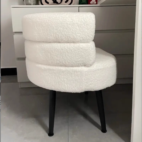 Fauteuil de salon cylindrique semi-fermé en métal et laine d’agneau créative contemporaine avec dossier et accoudoirs pour chambre à coucher 