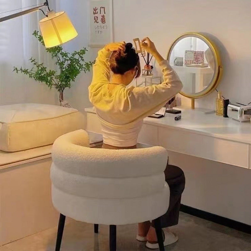 Fauteuil de salon cylindrique semi-fermé en métal et laine d’agneau créative contemporaine avec dossier et accoudoirs pour chambre à coucher 