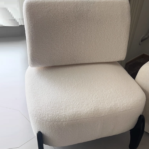 Moderner luxuriöser Akzentstuhl aus Sherpa-Stoff, Massivholz und Metall mit geschwungener quadratischer Form und Rückenlehne für das Wohnzimmer 