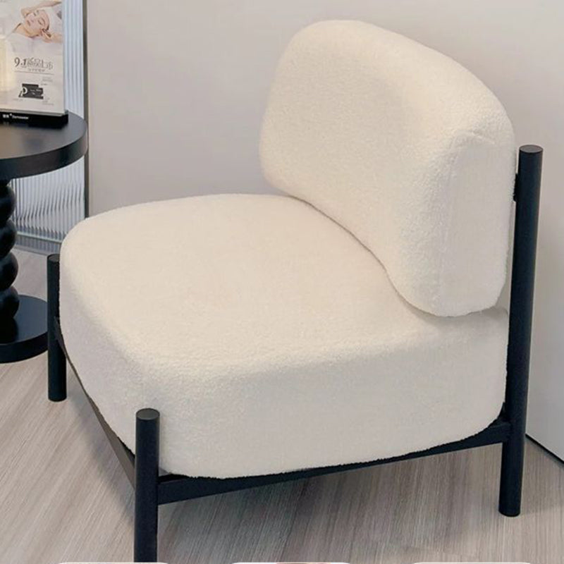 Moderner luxuriöser Akzentstuhl aus Sherpa-Stoff, Massivholz und Metall mit geschwungener quadratischer Form und Rückenlehne für das Wohnzimmer 